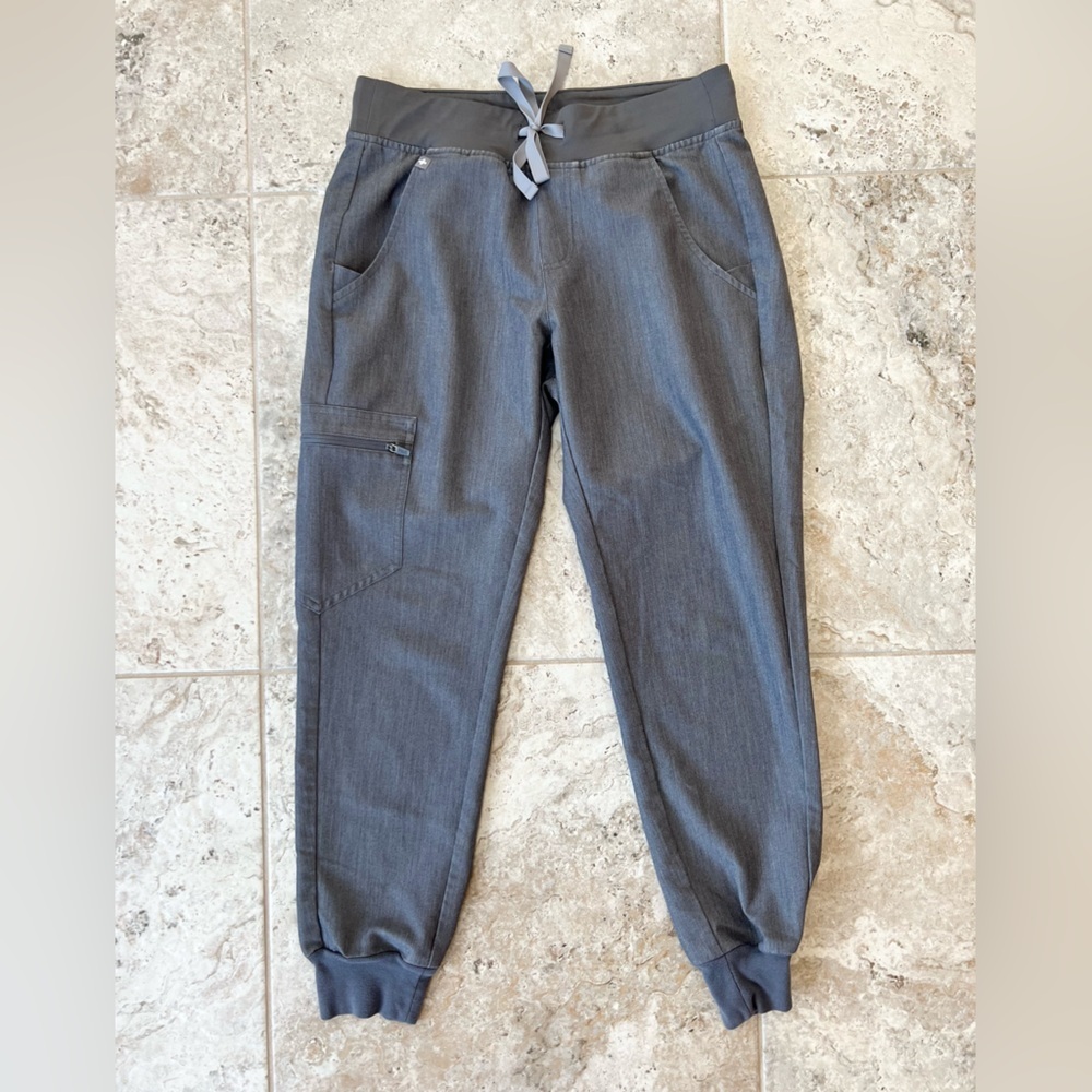 FIGS Zamora Jogger Scrub Pants in Graphite Grey, size XS/P